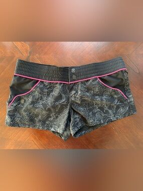 Fox Black Athletic Shorts with Pink Piping size X -small